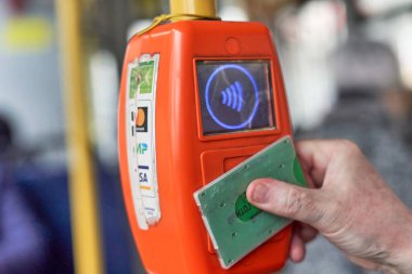 Bir el, Ulaşım POS terminaline erişimi olmayan bir kart uygular