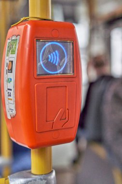 POS terminalini ışınlayın. Ulaşım için ödeme. Bilet Doğrulayıcı