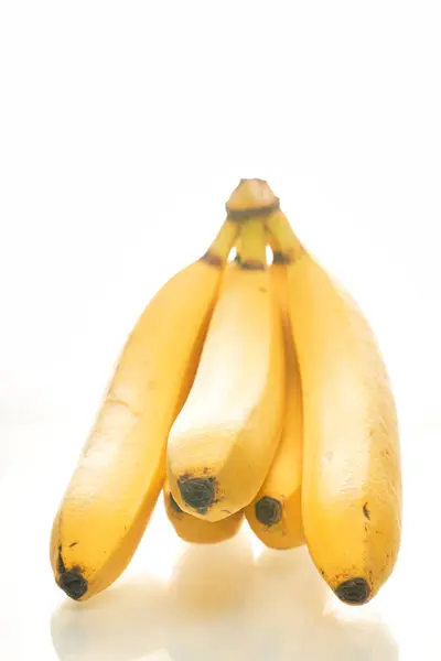 पांढरा पार्श्वभूमीवर परिपक्व पिवळ्या केळीचे बंच — स्टॉक फोटो, इमेज