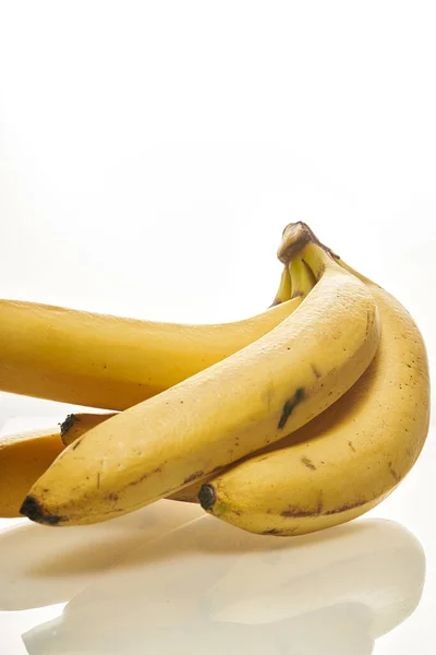 Пучок стиглих жовтих бананів на білому тлі — стокове фото