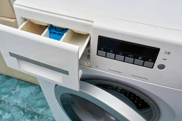 Πλυντήριο ρούχων με ανοιχτή πόρτα και συρτάρι απορρυπαντικού — Φωτογραφία Αρχείου
