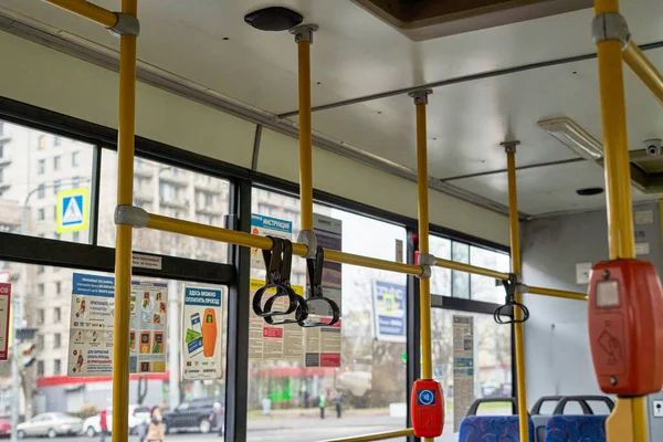Utsikt över passagerarbussen interiör, inne i staden transport — Stockfoto