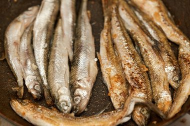 Siyah tavada gevrek ekmeklenmiş Avrupa eritilmiş.