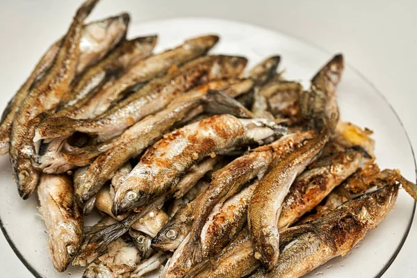 Смажена золота дрібна тарілка смачна риба на білій тарілці — стокове фото