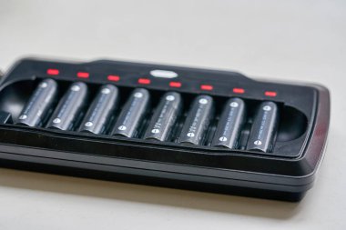 AA pillerle dolu uzun siyah şarj aleti, şarj işlemi