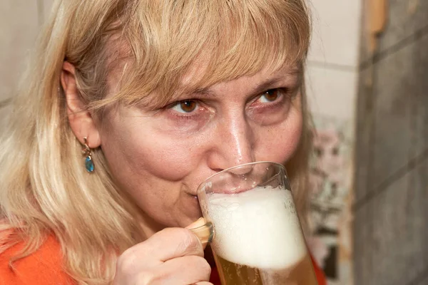 Signera fehér haj italok sör egy átlátszó bögre — Stock Fotó