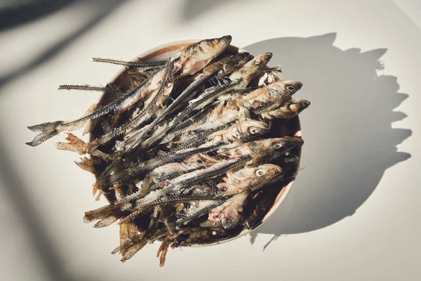 Рибні голови і кістки, що залишилися після їжі на тарілці . — стокове фото
