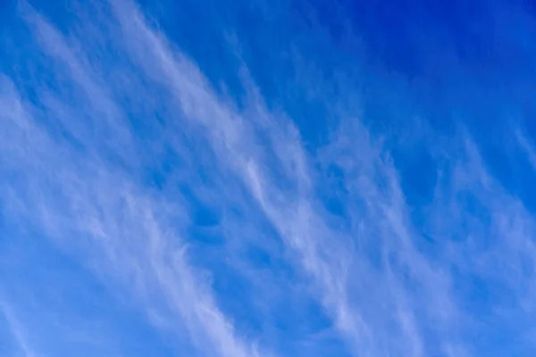 Фон хмар пір'яних хмар на блакитному небі . — стокове фото