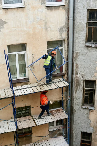 San Petersburgo Rusia Abril 2021 Los Trabajadores Erigen Andamios Para — Foto de Stock