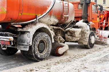 Avrupa 'nın en acılı şehrinin sokaklarında karların temizlenmesi