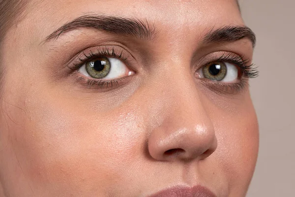 Zbliżenie Pięknego Kobiecego Oka Przetworzone Brwi Ujęcie Makro — Zdjęcie stockowe