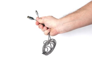 Beyaz arka planda el bilgisayarı USB kablosu tutar, tasarımcılar için şablon