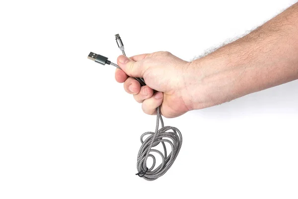 Hand houdt USB-kabel op witte achtergrond, sjabloon voor ontwerpers — Stockfoto