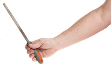 El, beyaz arka planda metal için bir dosya tutar, tasarımcılar için bir şablon. Kapat.