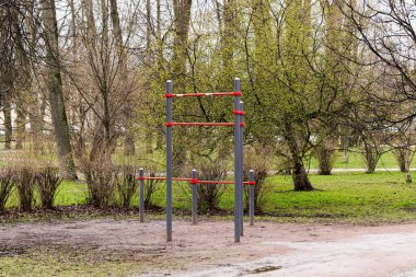 Baharın başında şehir parkında boş bir jimnastik barı. Terk edilmiş şehir spor sahası