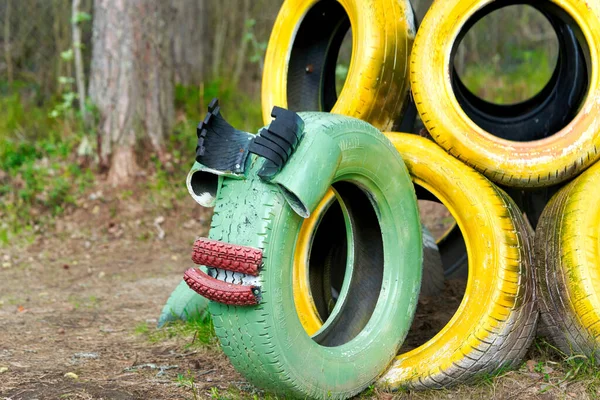 Parque infantil feito de pneus de carro pintado em uma floresta perto de São Petersburgo — Fotografia de Stock