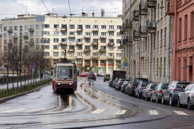 Saint Petersburg, Rusya - 02 Mayıs 2021: Saint Petersburg 'daki yağmurdan sonra tramvay yağmurlu şehir sokaklarından aşağı doğru sürüyor