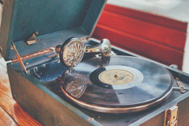 Gramofon plağı eski potiphonda çalınır. Eski turntable