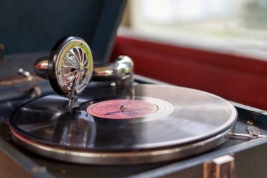 Gramofon plağı eski potiphonda çalınır. Eski turntable