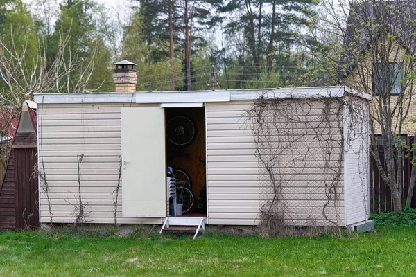 Houten Schuurtje Huisje Voor Het Opbergen Van Tuinbenodigdheden Zonder Ramen — Stockfoto