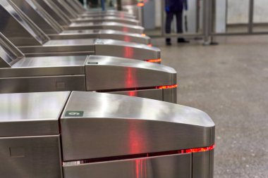 Seyahat kartı olan yolcuların geçişi için metro turnikeleri. Kapatın.
