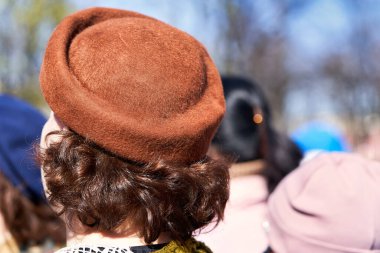 Geçen yüzyılda kahverengi başlıklı kadın, kıvırcık saçlı eski moda saç stilleri.