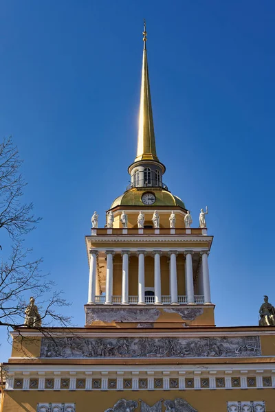 Fragmento Torre Del Almirantazgo San Petersburgo Contra Cielo Azul Lugares — Foto de Stock