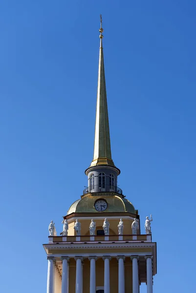 Frammento Della Torre Dell Ammiragliato San Pietroburgo Contro Cielo Blu — Foto Stock