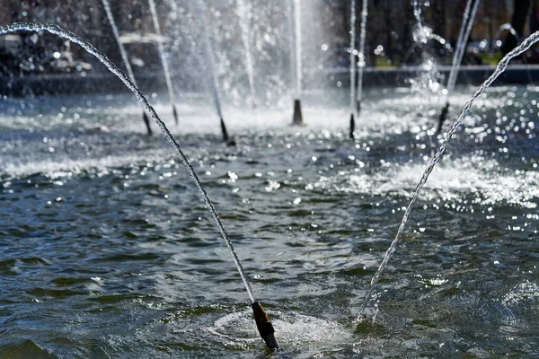 Frammento Della Fontana Della Città Con Getti Spruzzi Acqua Giornata — Foto Stock