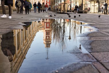 Saint Petersburg, Rusya - 09 Mayıs 2021: Duma kulesi binası, Saint Petersburg 'daki yağmurdan sonra su birikintisine yansıdı