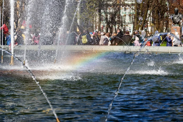 2021年5月9日 圣彼得堡市中心广场之一的城市喷泉 — 图库照片