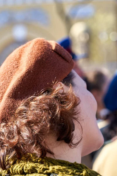 圣彼得堡 俄罗斯 2021年9月9日 女性头戴棕色头饰 卷发复古发型 — 图库照片