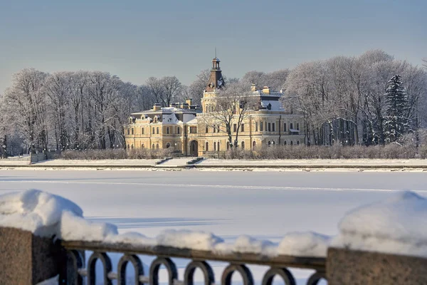 Vue d'un magnifique manoir sur les rives du remblai de Malaya Nevka — Photo