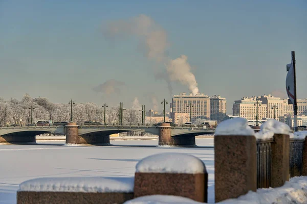 Blick auf die Kamennoostrovsky Brücke auf dem Ushakovskaya Damm — Stockfoto