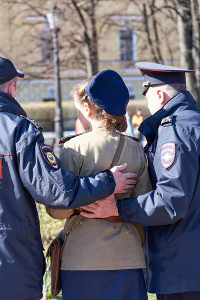 San Petersburgo Rusia Mayo 2021 Policía Detiene Una Mujer Uniforme — Foto de Stock