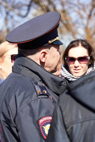 San Petersburgo Rusia Mayo 2021 Policía Detiene Una Mujer Uniforme — Foto de Stock