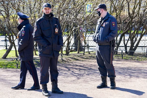 ロシアのサンクトペテルブルク 2021年5月9日 サンクトペテルブルクの路上で開催された勝利の日パーティーの警察官のグループ — ストック写真