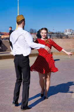 St. Petersburg, Rusya - 09 Mayıs 2021: St. Petersburg Meydanı Zafer Günü 'nde dans eden çiftler