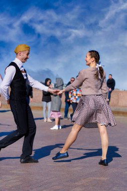 St. Petersburg, Rusya - 09 Mayıs 2021: St. Petersburg Meydanı Zafer Günü 'nde dans eden çiftler