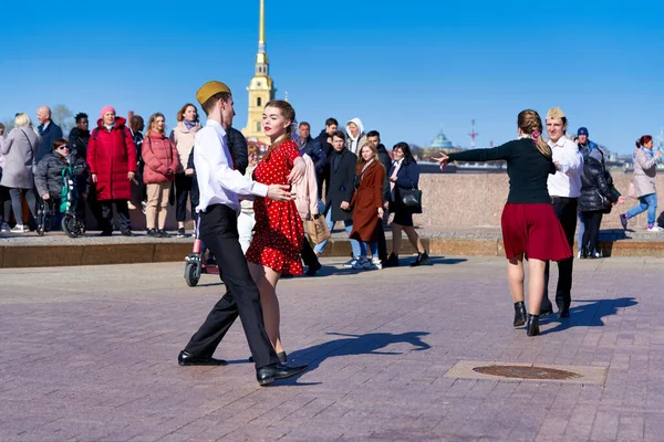 2021年5月9日 俄罗斯圣彼得堡 夫妇在圣彼得堡广场胜利日跳舞 — 图库照片