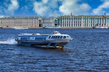 Saint Petersburg, Rusya -? 09, 2021: Meteor gemisi St. Petersburg 'daki Neva Nehri boyunca yol alıyor