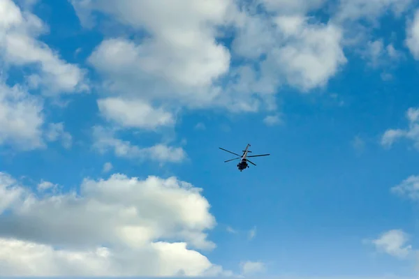 Helicóptero Volador Fondo Nubes Cielo Azul Aviones Pequeños —  Fotos de Stock