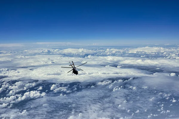 Repülő Helikopter Felhők Kék Hátterében Kisrepülőgépek — Stock Fotó