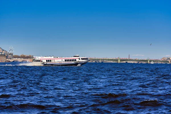 Saint Pétersbourg Russie 2021 Navire Météore Navigue Long Rivière Neva — Photo