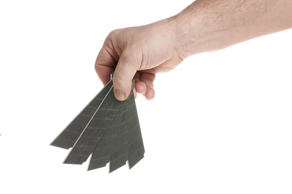 Kéz tartja a penge egy építési kés fehér alapon — Stock Fotó