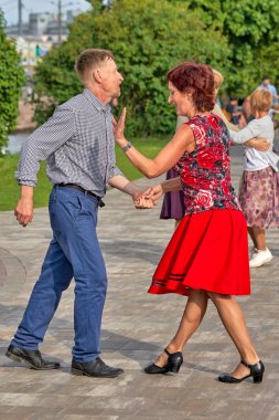 Şehir parkında dans eden çiftler, Petersburg Yazı