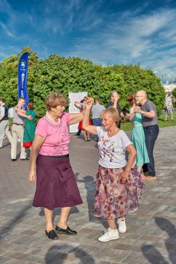 Şehir parkında dans eden çiftler, Petersburg Yazı