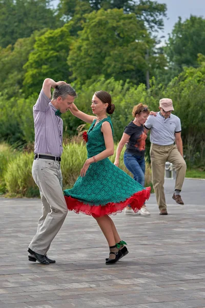 Parejas bailando en el parque de la ciudad, verano Petersburg — Foto de Stock