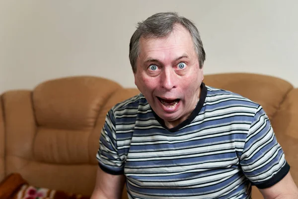 Elderly Freak Making Faces While Sitting Couch Looking Camera Expressing — Stock Photo, Image