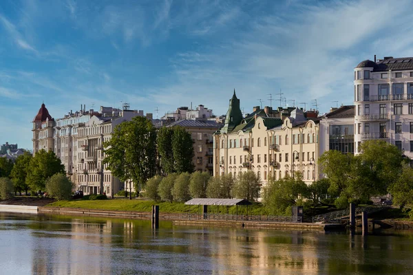 Saint Petersburg Russia June 2021 Houses Embankment Reflected Srednyaya Nevka — Stock Photo, Image